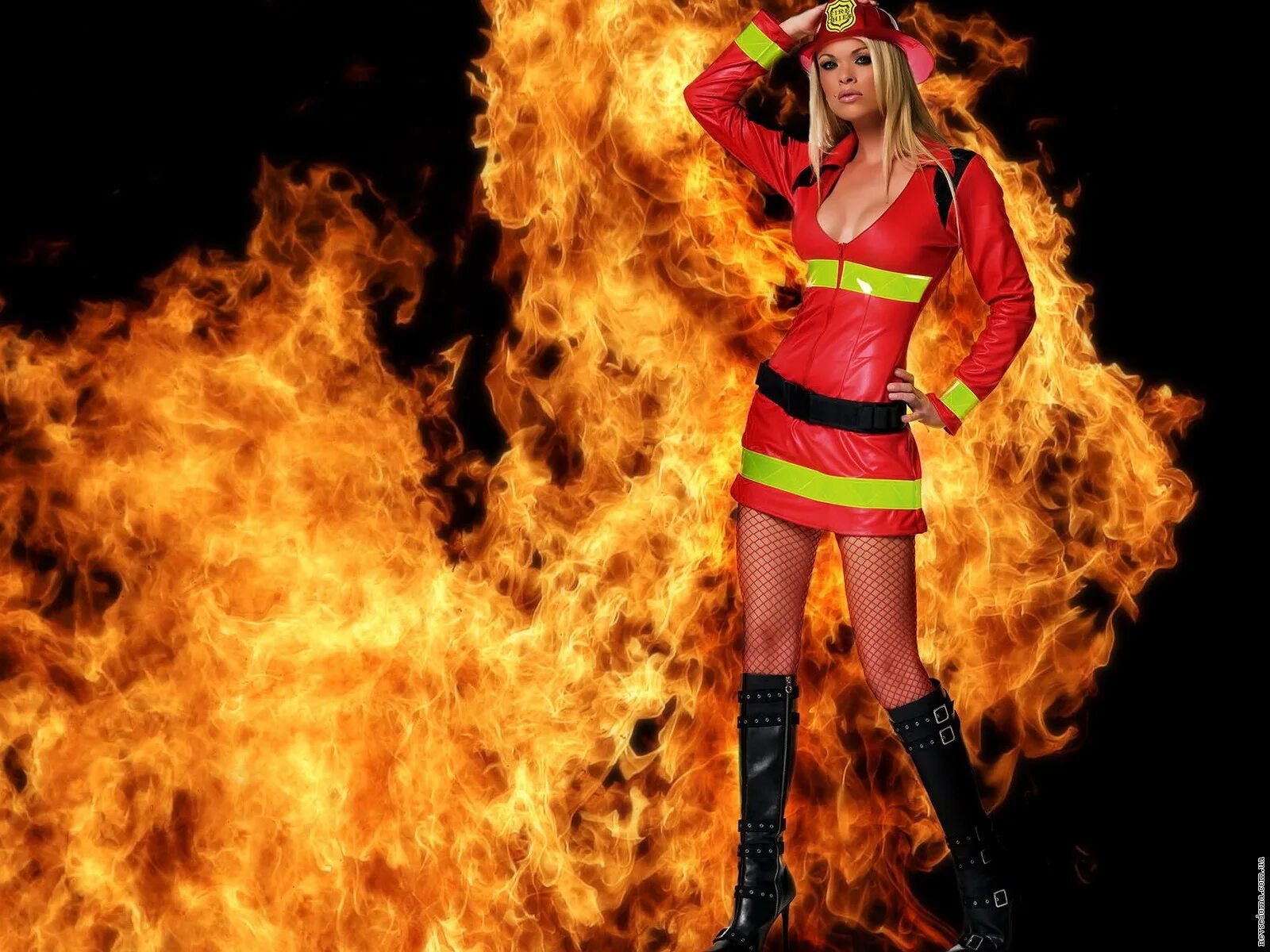 Огнетушитель смешной. Пожарный в огне. Девушки в пожарной форме. Девушки в пожарной форме. Пожар дома.