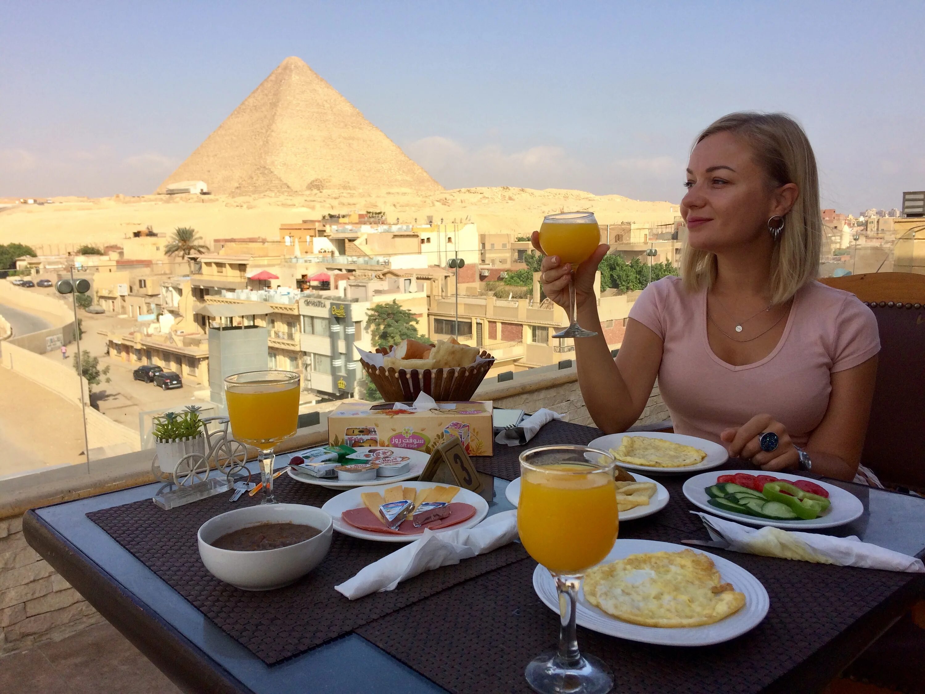 Египет можно ли отдыхать. Туристы в Египте. Египет туризм. Российские туристы в Египте. Красивые девушки Египта.
