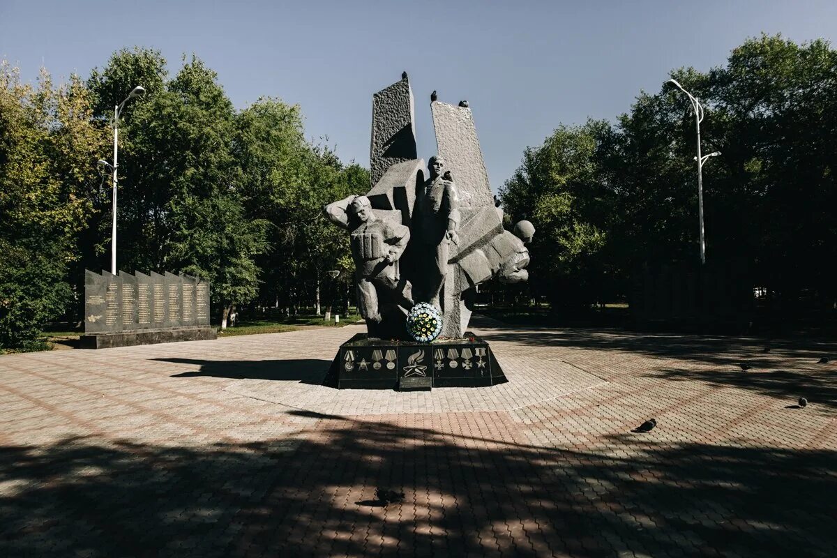 Памятник казакам первопроходцам благовещенск. Амурская область пограничник памятник. Пограничник с собакой благовещенск. Памятник пограничнику с собакой город благовещенск. Пограничник с собакой благовещенск.
