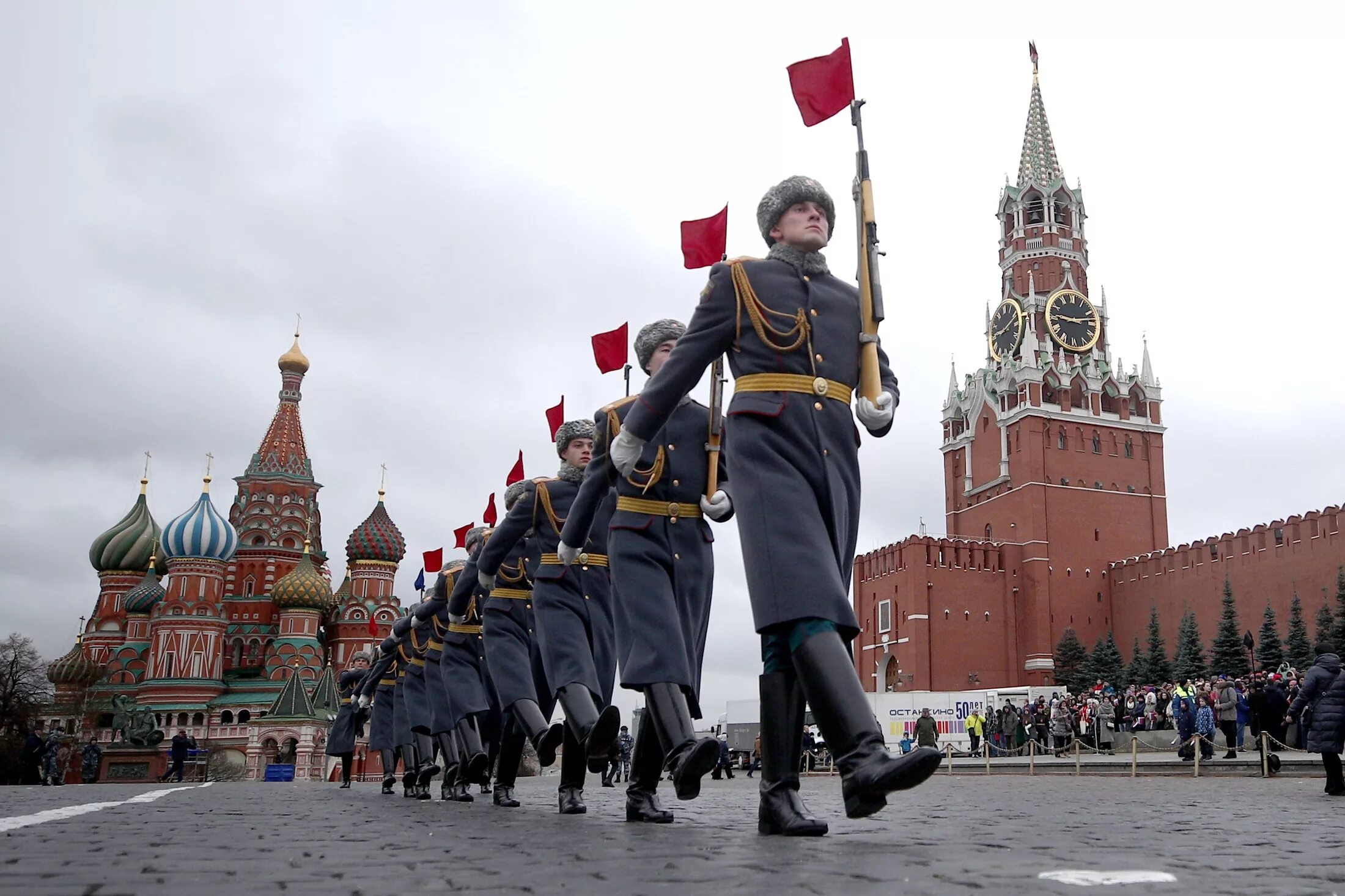 Кремль парад. Красная площадь маршировка 9 мая. Парад Победы на красной площади в Москве. Парад Победы на крамсно п. Выходные на 9 мая 2024 года