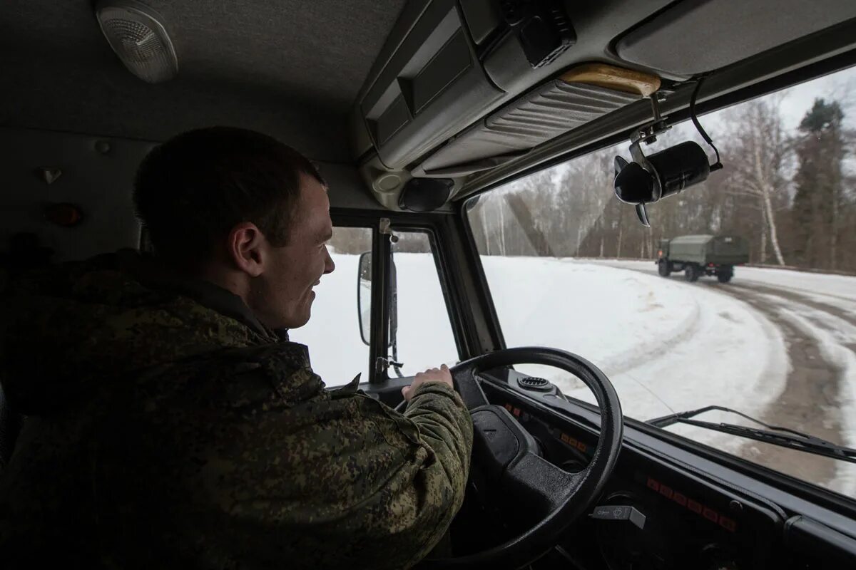 Армейская дорога. За рулем КАМАЗА 4310. Руль КАМАЗ 4350. КАМАЗ 4350 военный салон. Кабина военного КАМАЗА.