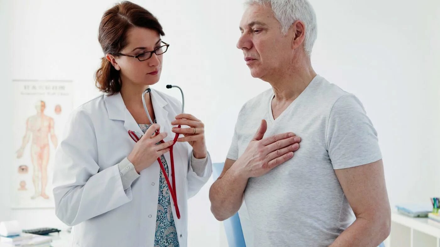 Врач занимающийся сердцем. Пациент жалуется врачу. Пациент с заболеванием сердца. Врач и пациент. Консультация кардиолога.