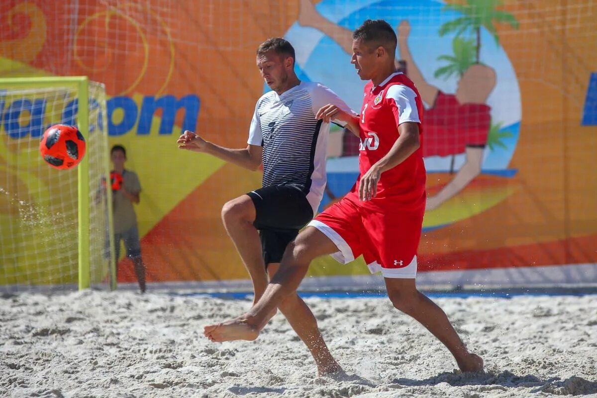 Пляжный футбол сколько. Пляжный футбол. Пляжный футбол сколько. Игрок пляжного футбола. Современный пляжный футбол.