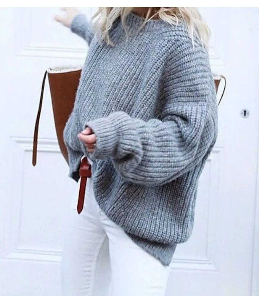 Вязаный свитер оверсайз. Свитер крупной вязки женский. Джемпер с рукавами оверсайз. Стильные вязаные вещи. Вязаный свитер оверсайз для женщин.