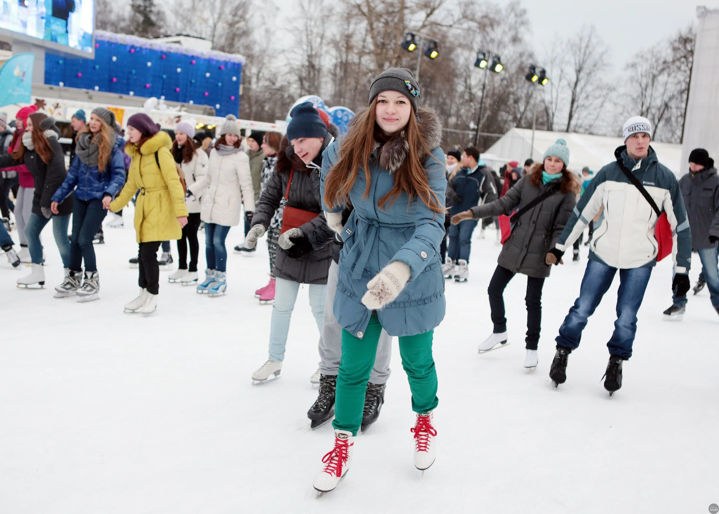 Каникулы в городе москва. Каток. Молодежь на катке. Каток зимой. Люди катаются на коньках.