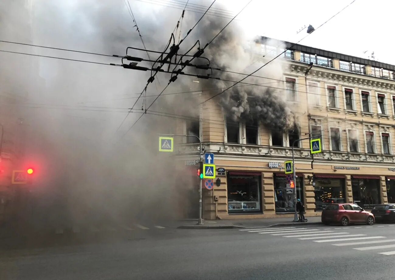 Хлопки в петербурге сегодня. Большой проспект Петроградской стороны 59. Пожар на большом проспекте в Санкт Петербурге. Пожар на большом проспекте Петроградской стороны. Пожар на Петроградской в Санкт-Петербурге сейчас.