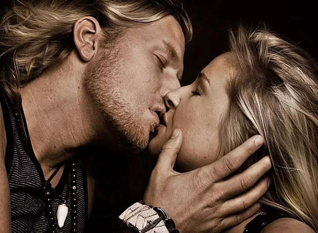 Нежность женщины. Парень сказал целую. Нежности для мужчины. Демотиваторы поцелуй. Парень сказал целую.