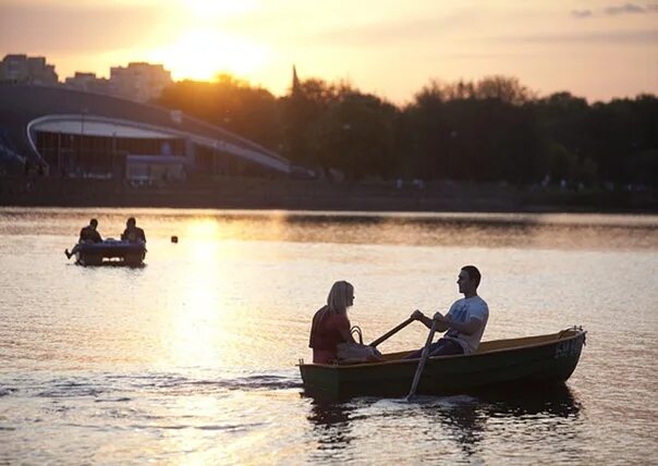 Человек в лодке. Человек в лодке. Гребля на байдарках. Лодочная прогулка. Катание на лодке.