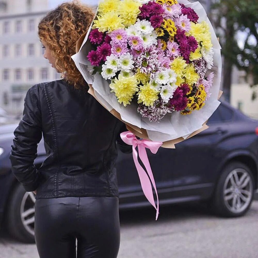 огромный букет из хризантем. девушки схризонтемами. фотосессия с букетом хризантем. стильный букет из хризантем. девушка с цветами.