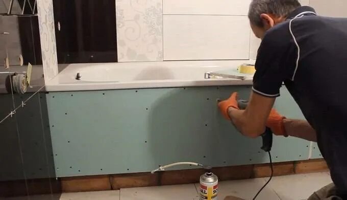 Как установить экран под ванну видео. Монтаж экрана под ванну. экран под ванной из плитки. ванна в каркасе из плитки. экран для ванной из гипсокартона.