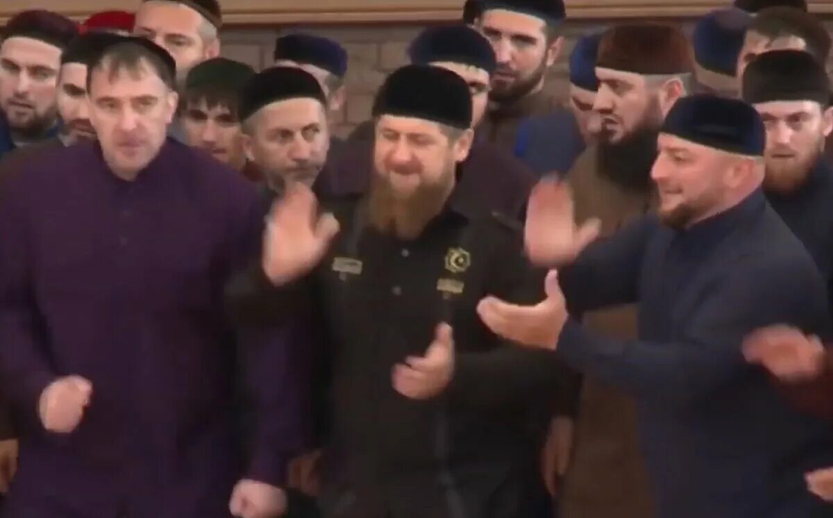 Рамзан Кадыров зикр. Исса телохранитель Кадырова. Зикр у чеченцев. Телохранитель Рамзана.