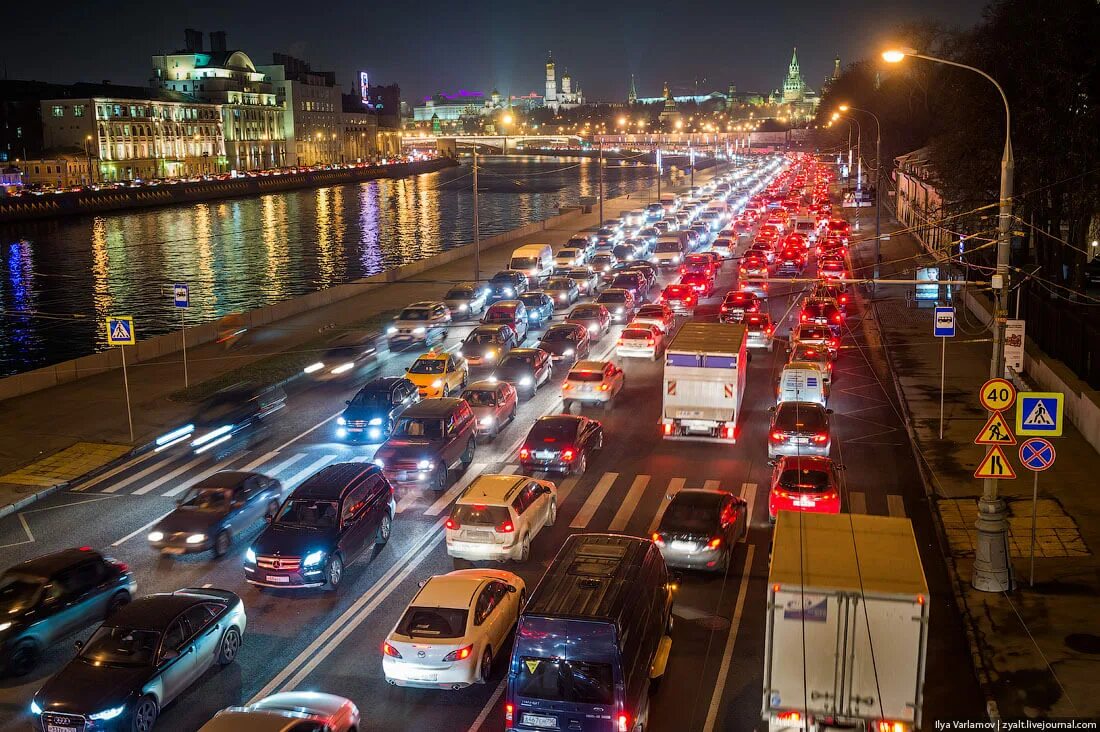 Движение в городе. Поток машин в городе. пробка машин. пробки в москве. автомобили в пробке.