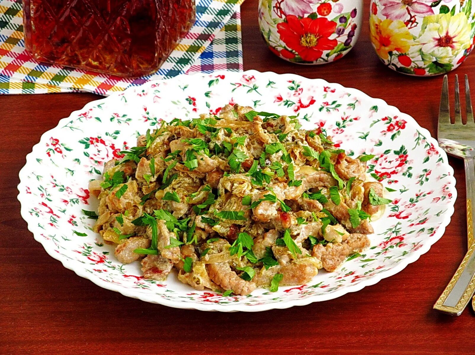 Гуляш из свинины с солеными огурцами. Свинина тушеная с солеными огурцами. Почки свиные, тушеные с солеными огурцами. Азу из свинины. Свинина тушеная с солеными огурцами.