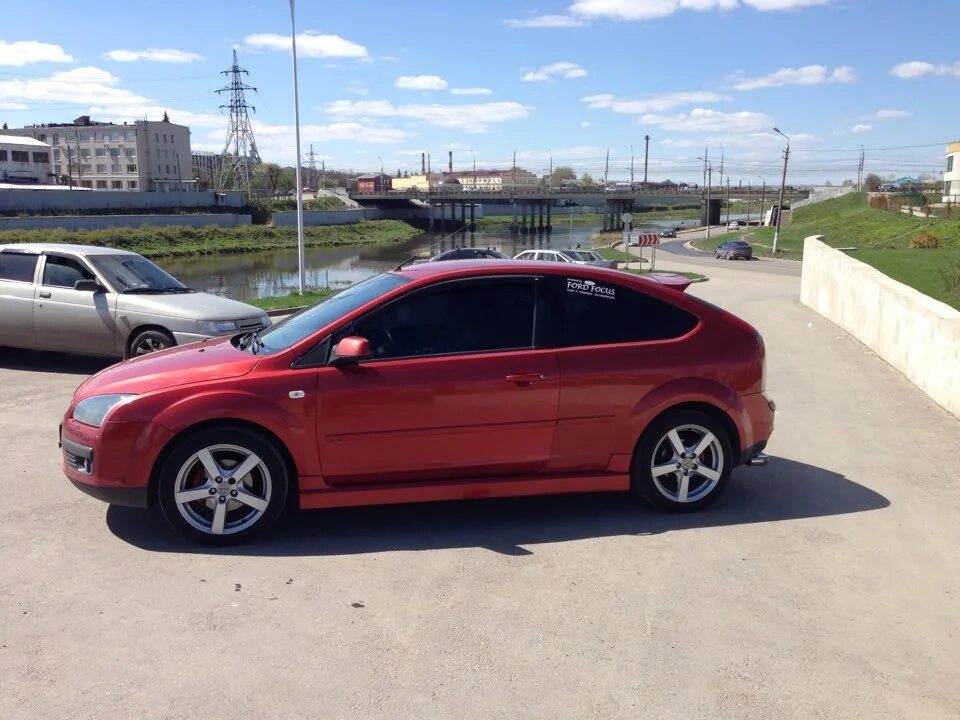 Ford focus краснодар. Форд фокус 2 хэтчбек красный. форд фокус 2007 красный. форд фокус 2 вишневый. ford focus 2007 вишневый.