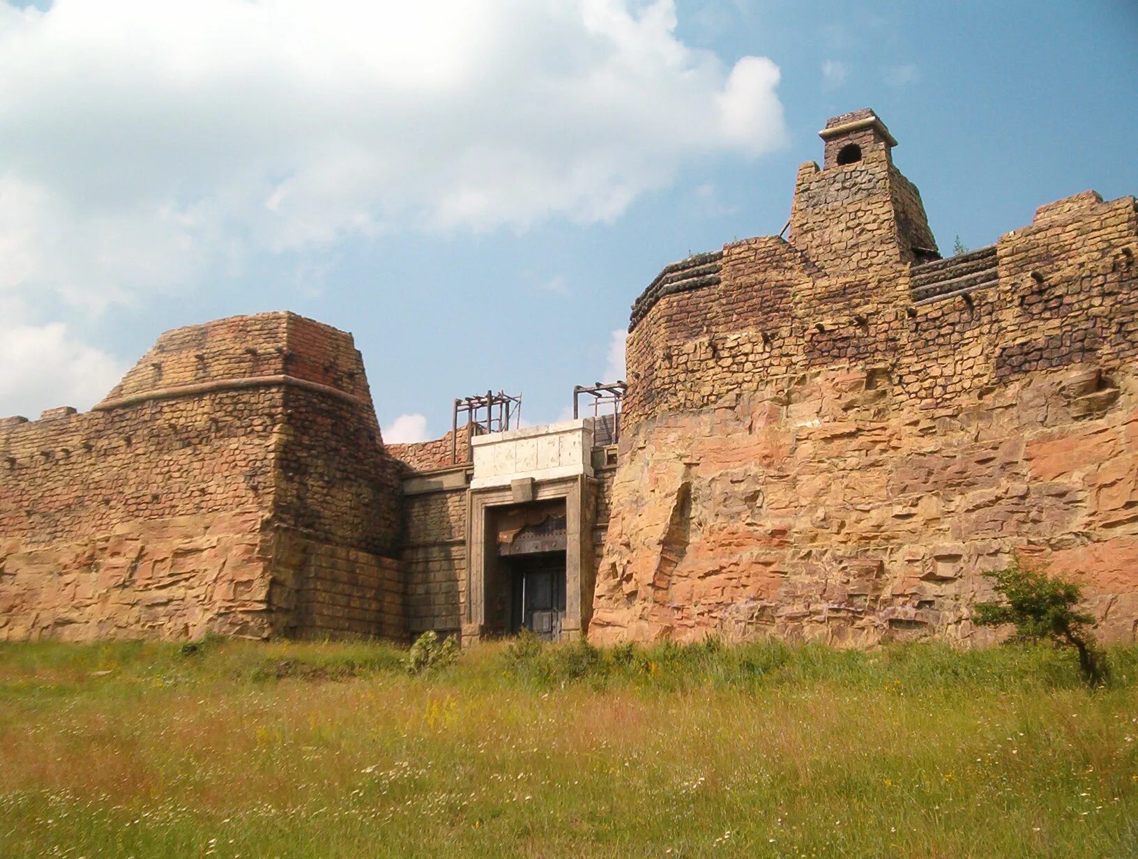крепость черноморское. одесса белгород днестровский крепость. крепости в черномории. замок викинг беляус крым. генуэзская крепость чембало в балаклаве.