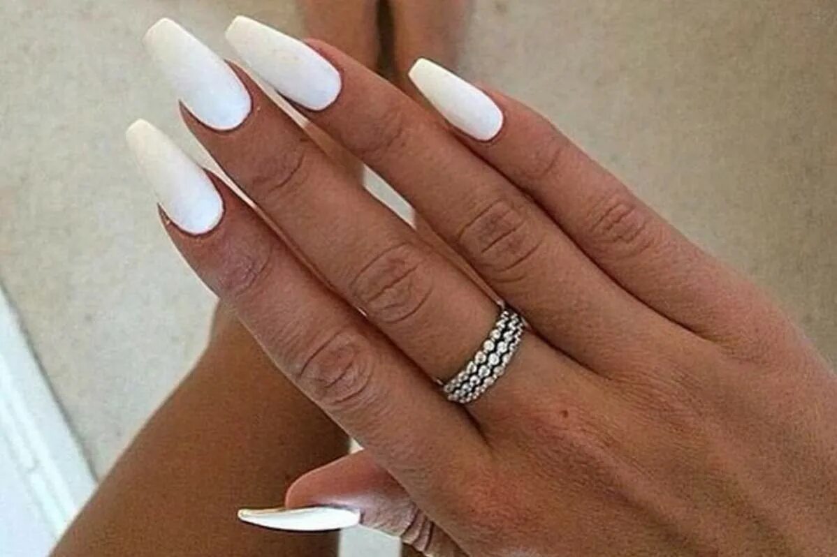 Белые ногти. Ногти на свадьбу. Белые нарощенные ногти. Белый маникюр на длинные ногти. Наращивание ногтей белый.