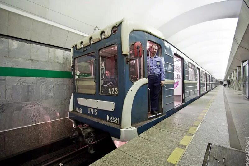 Вагоны метро петербургский метрополитен. Станция бранево метрополитена. Поезда метро санкт-петербурга. Скорость поезда метро спб. Метро спб лиговский проспект.