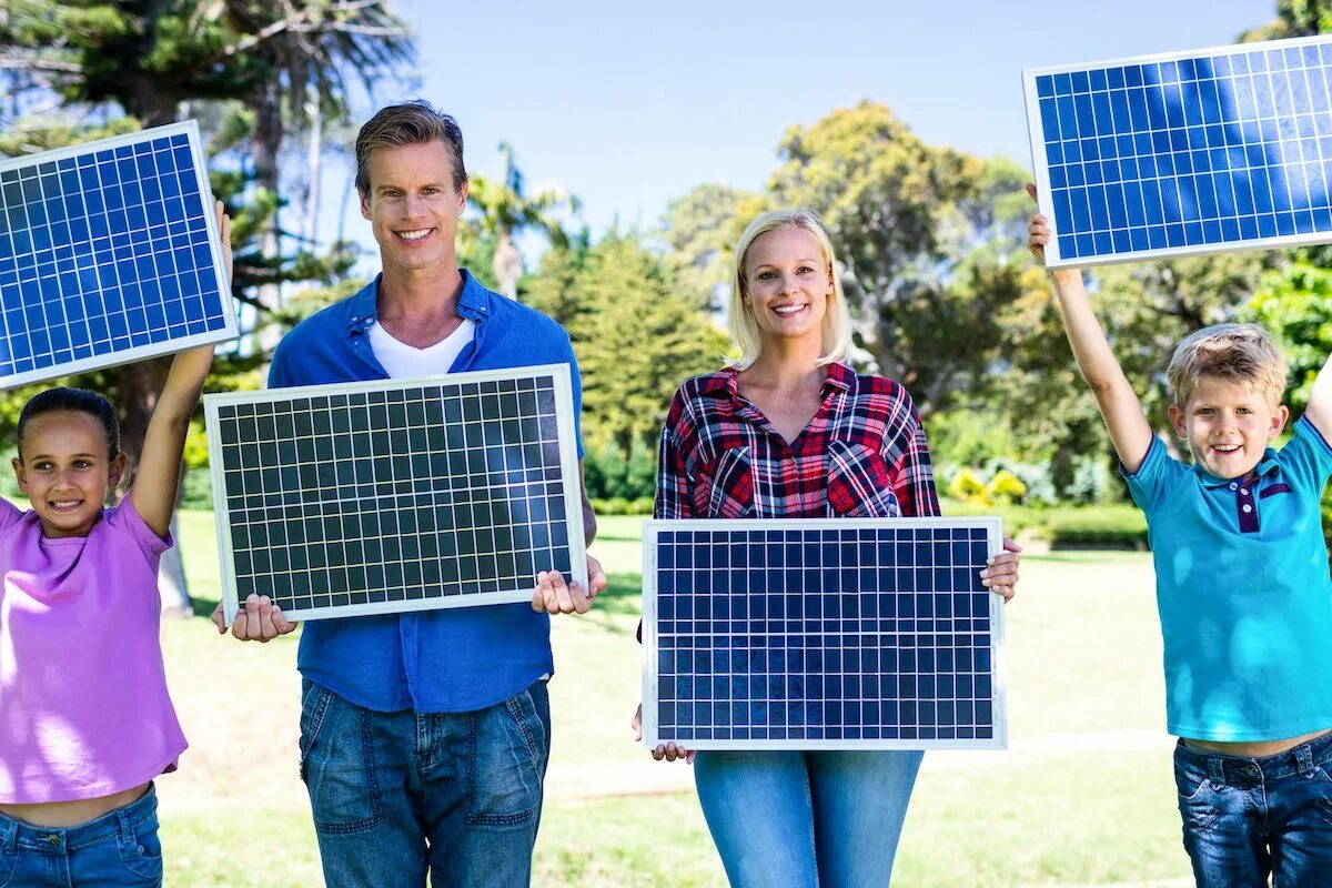 Family with solar panels. молодая семья с ребенком hd. семья на фоне загородного дома. Solar family. солнечные панели в школе.