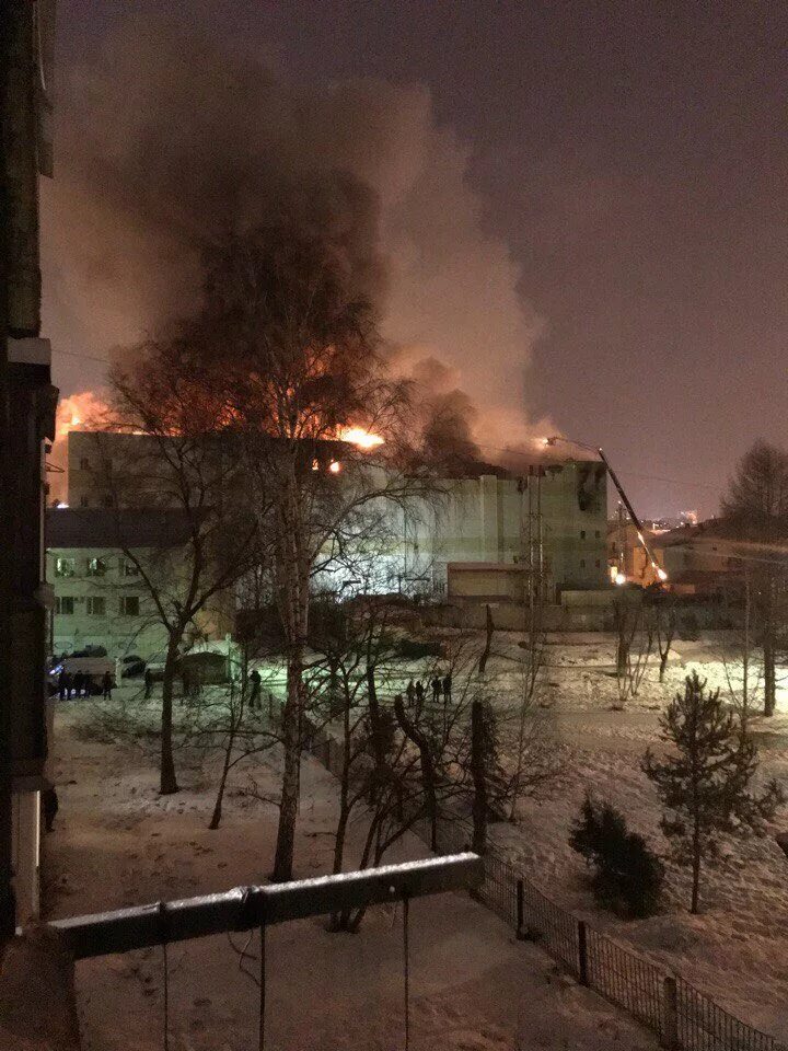 Пожар в дата центре. Пожар в Кемерово в ТЦ зимняя вишня. Пожар в Кемерово в ТЦ зимняя. Пожар в торговом центре «зимняя вишня». Торговый центр вишня Кемерово пожар.