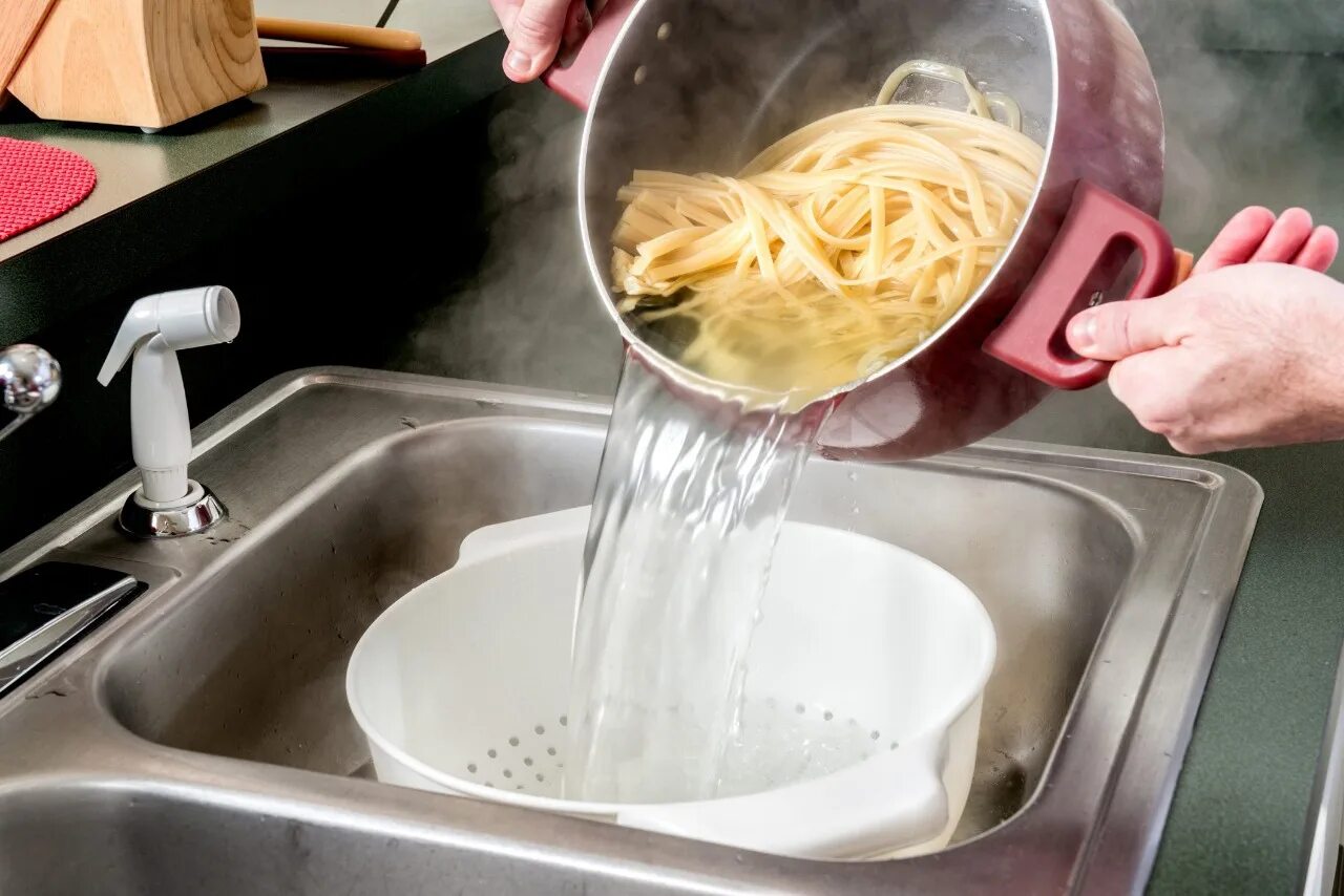 Выливаем воду в раковину. Дуршлаг для макарон. Сливаем макароны в дуршлаг. Дуршлаг для спагетти. Промыть макароны.