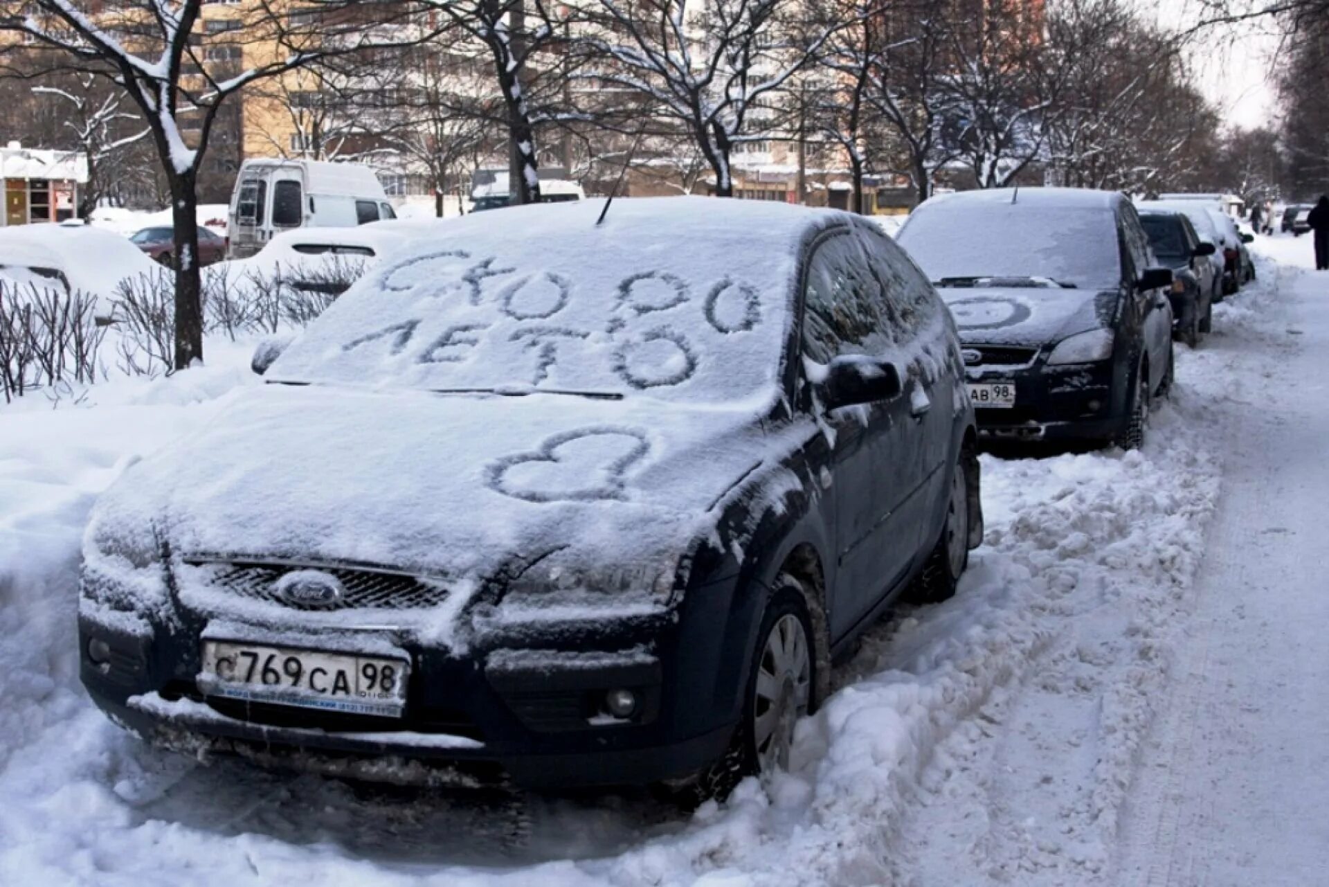 С первого апреля автомобили. Приколы про зиму. Машина в снегу. Первый снег юмор. С первым снегом приколы.