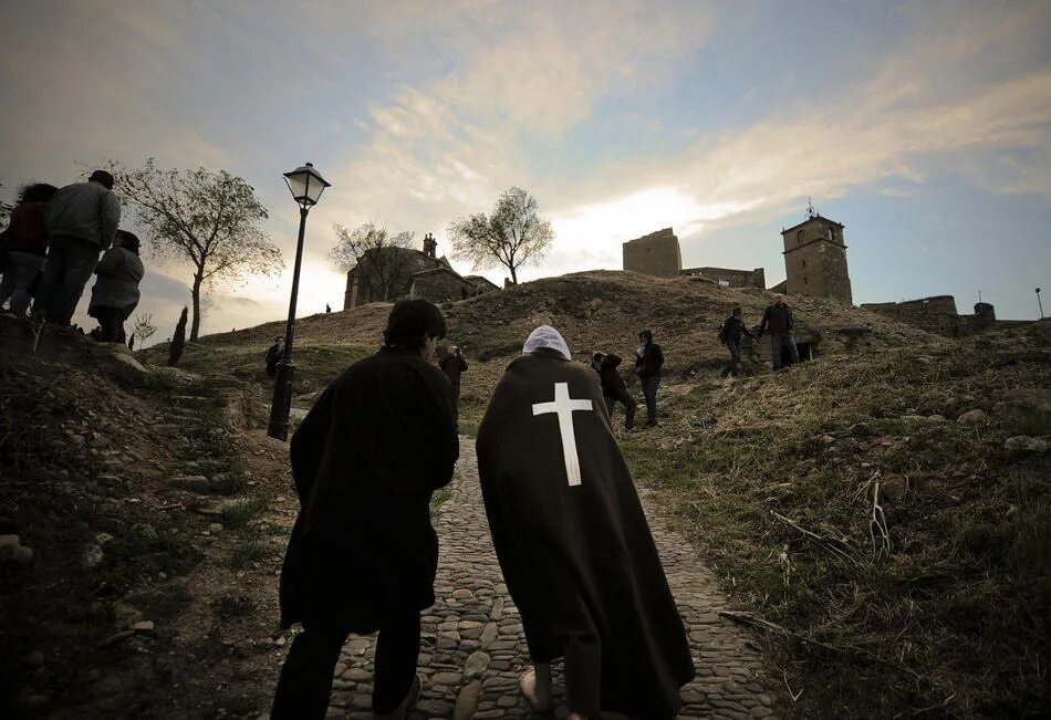 Семь смертных грехов гнев алчность. Нина соломатина плей мафия. Ян ван эйк страшный суд. Евгений гаглоев пандемониум 1 книга. Cmh мерч hell.