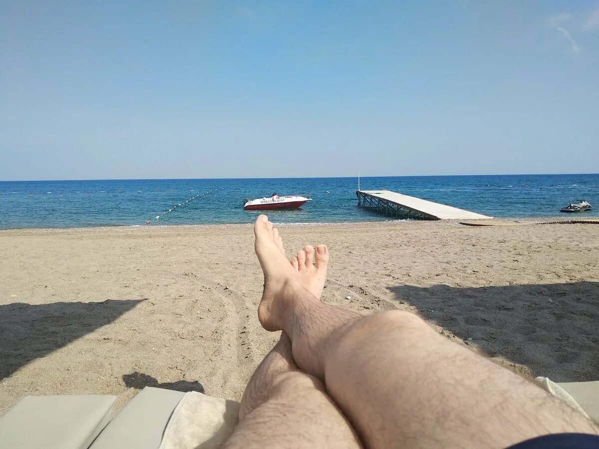 Море от 1 лица. Мужские ноги на пляже. ноги на море мужские. пляж от первого лица. мужские ноги на шезлонге.