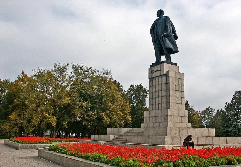 Чем известен ульяновск. Памятник Ленину в Ульяновске. Памятники и обелиски Ульяновской области. Ульяновск статуя Ленина. Ульяновск памятник Ленину на площади.