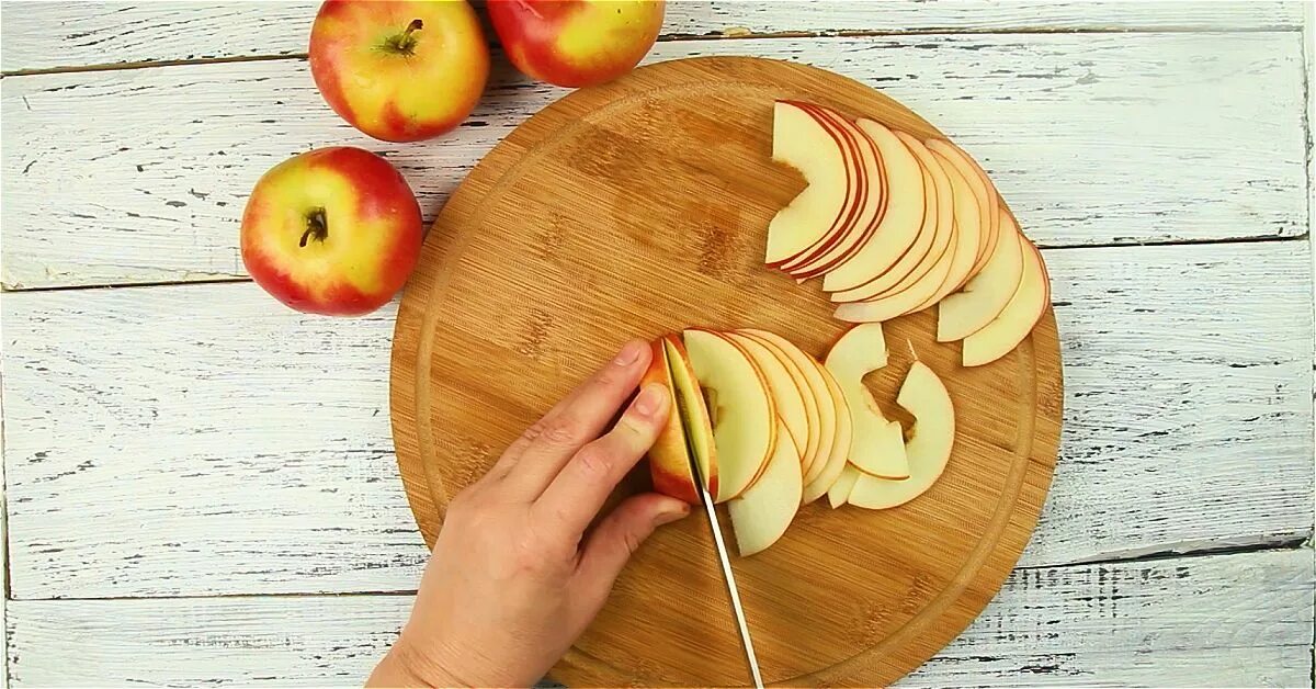 Как сделать из теста яблоко. Тесто с яблоками. Покрыть тесто яблоками. Лист со слойками с яблоко. Яблочные розы в слолоеном тесте.