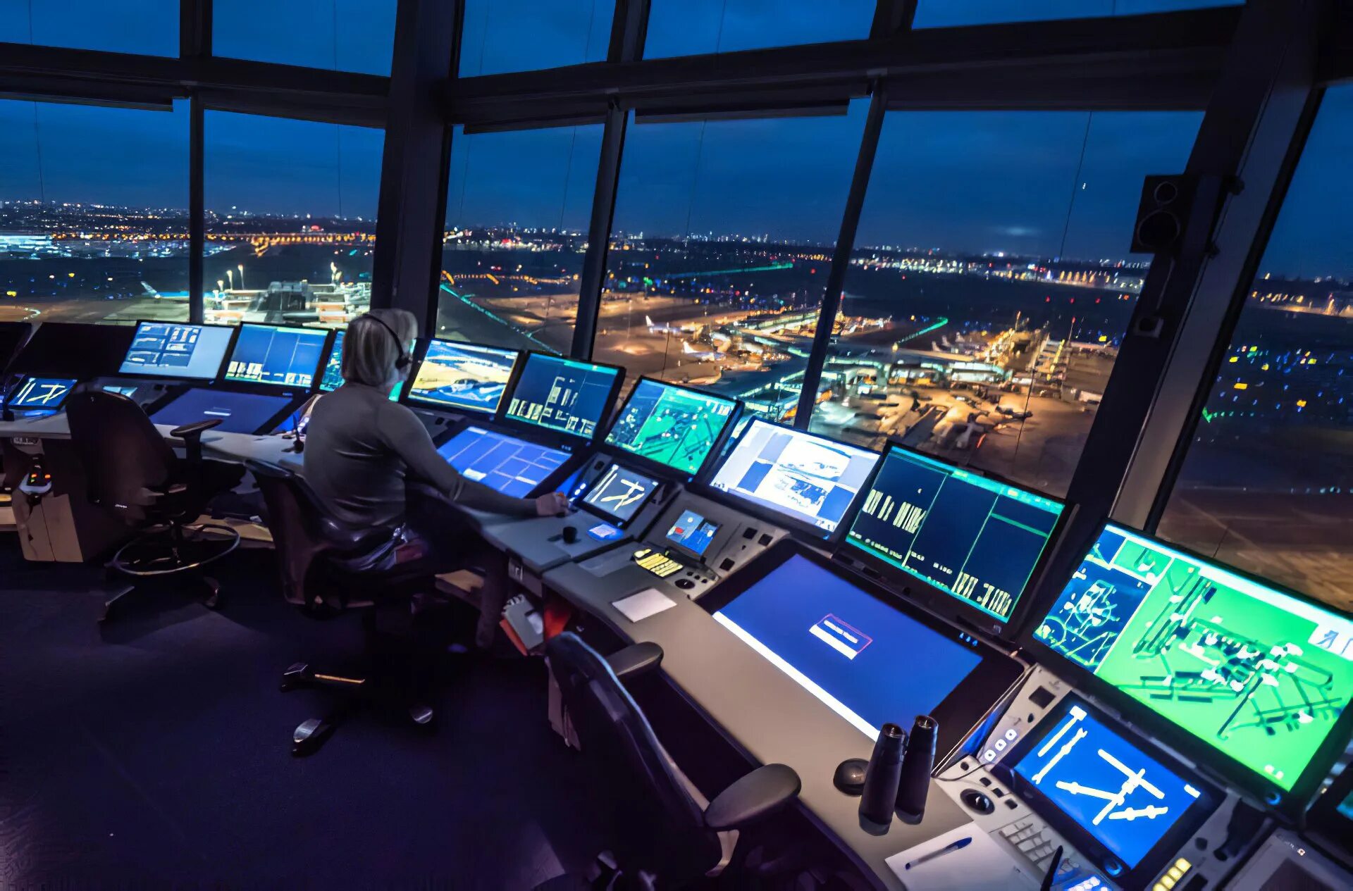 Нарушений правил воздушного движения. ATC Air Traffic Control. Авиадиспетчер Air Traffic Control. Air Traffic Controller Tower. Диспетчер управления воздушным движением.