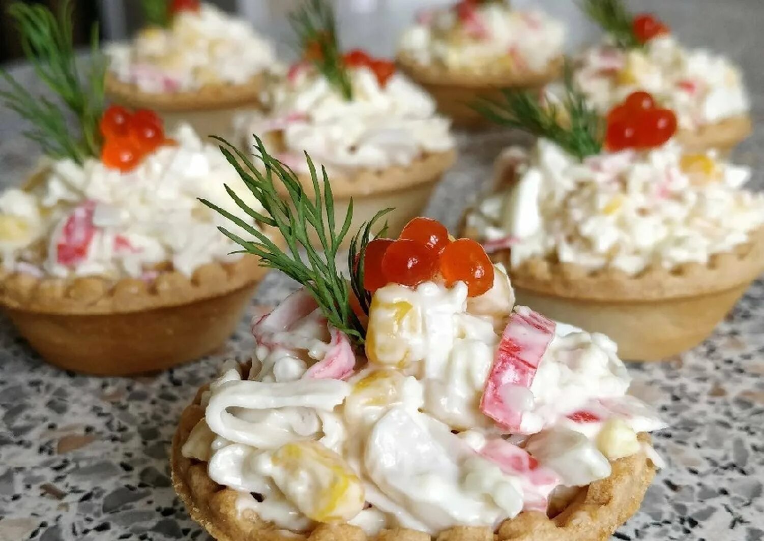 Тарталетки с начинкой крабовые палочки и сыр. Тарталетки с крабовыми палочками. тарталетки с плавленным сыром и крабовыми палочками. тарталетки с крабовыми палочками и сыром и яйцом. тарталетки с креветочным салатом.