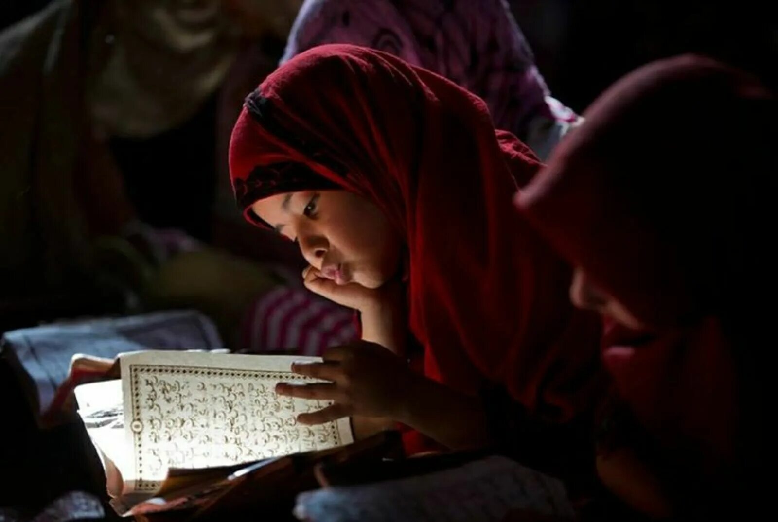 Каран слушает. Мусульманка и Коран. Мусульманка с ребенком. Мусульманка читает Коран.