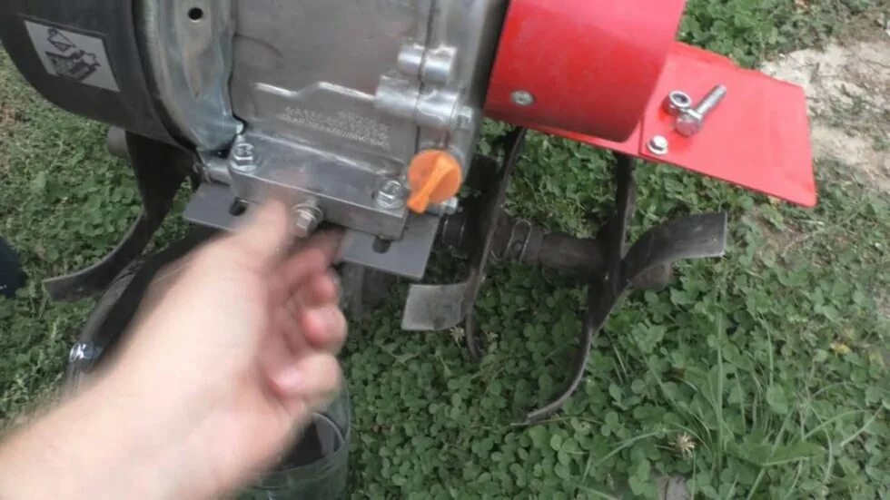 Масло в редуктор мотоблока нева мб-2. Смена масла в мотоблоке. Мотоблок хопер 1100 сцепление. Как поменять масло в мотоблоке. Мотоблок нева мб-2 масло в двигатель.