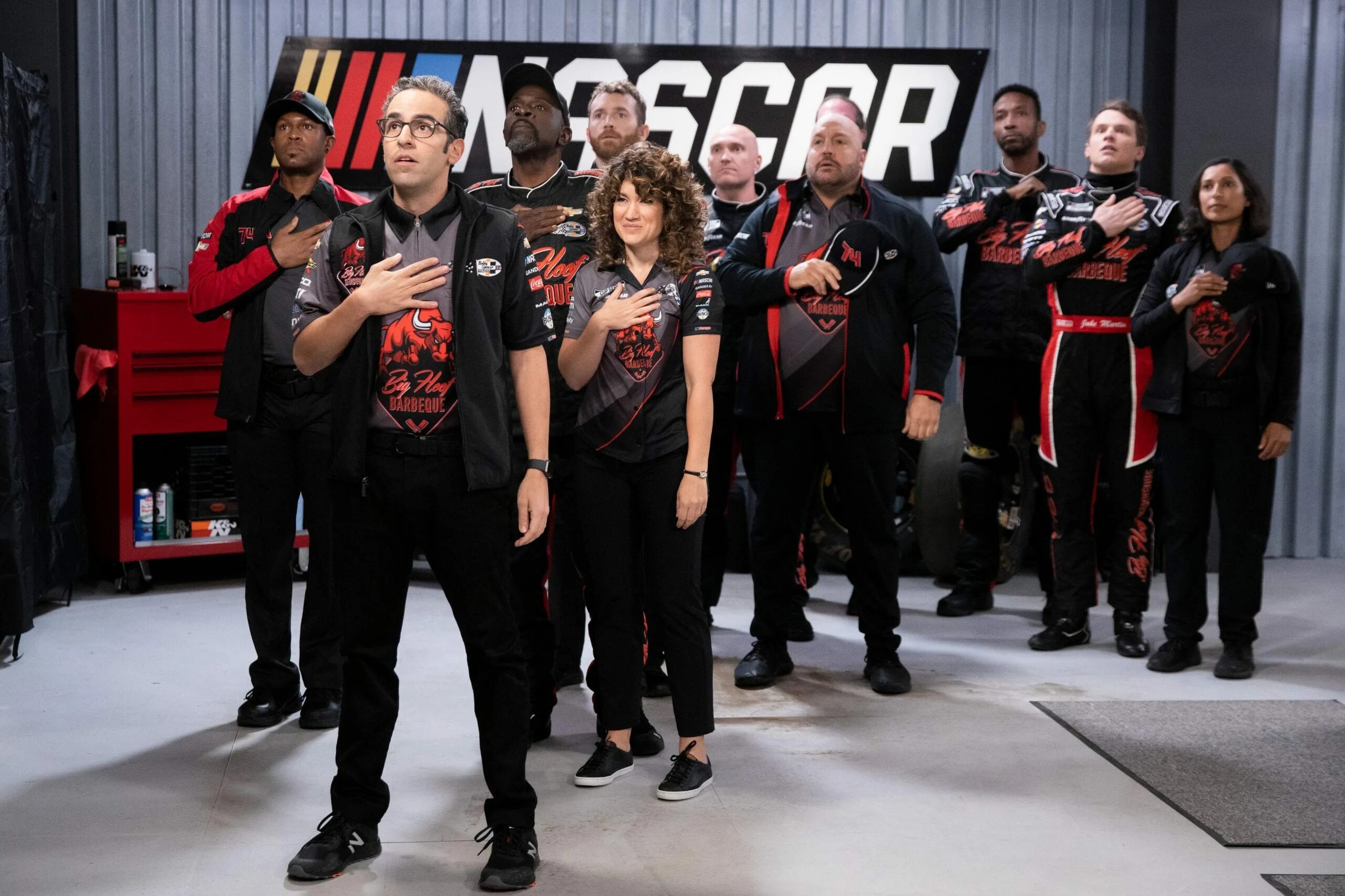 Получить crew. Команда крю. the crew 2025. ама́нда кэ́трин крю 2025. механики сериал 2025.