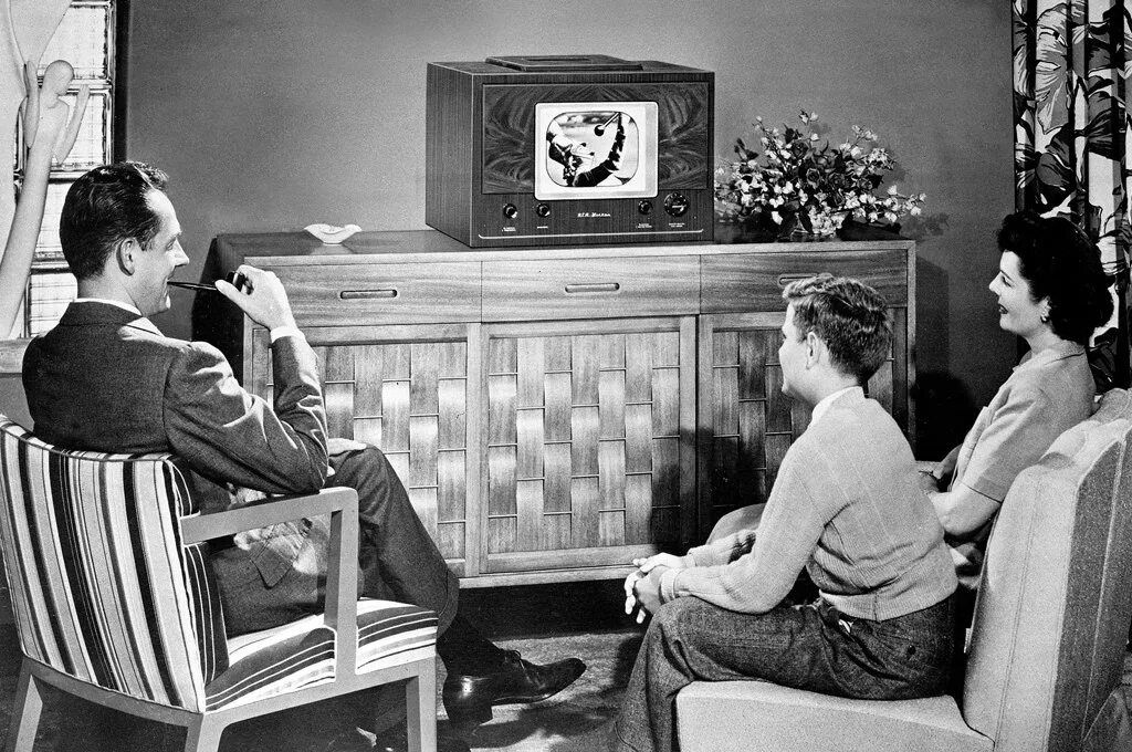Телевизионные художественные. Телевидение. Телевизор в прошлом. Телевидение 20 века. Телевизор прошлого.