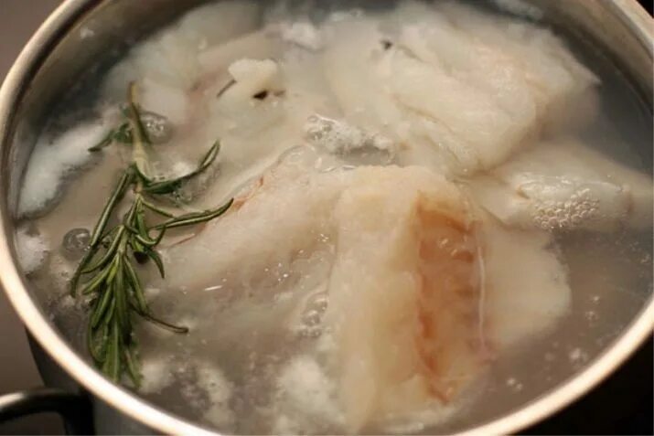 Сколько варить филе трески. Вареная белая рыба. Отваривание рыбы. Вареная рыба в кастрюле. Вареная треска.