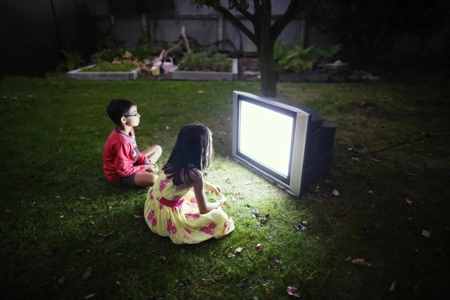 Телевизор для детей. Ребенок за телевизором. Дети children watched TV.. Телевизор и ребёнок арт.