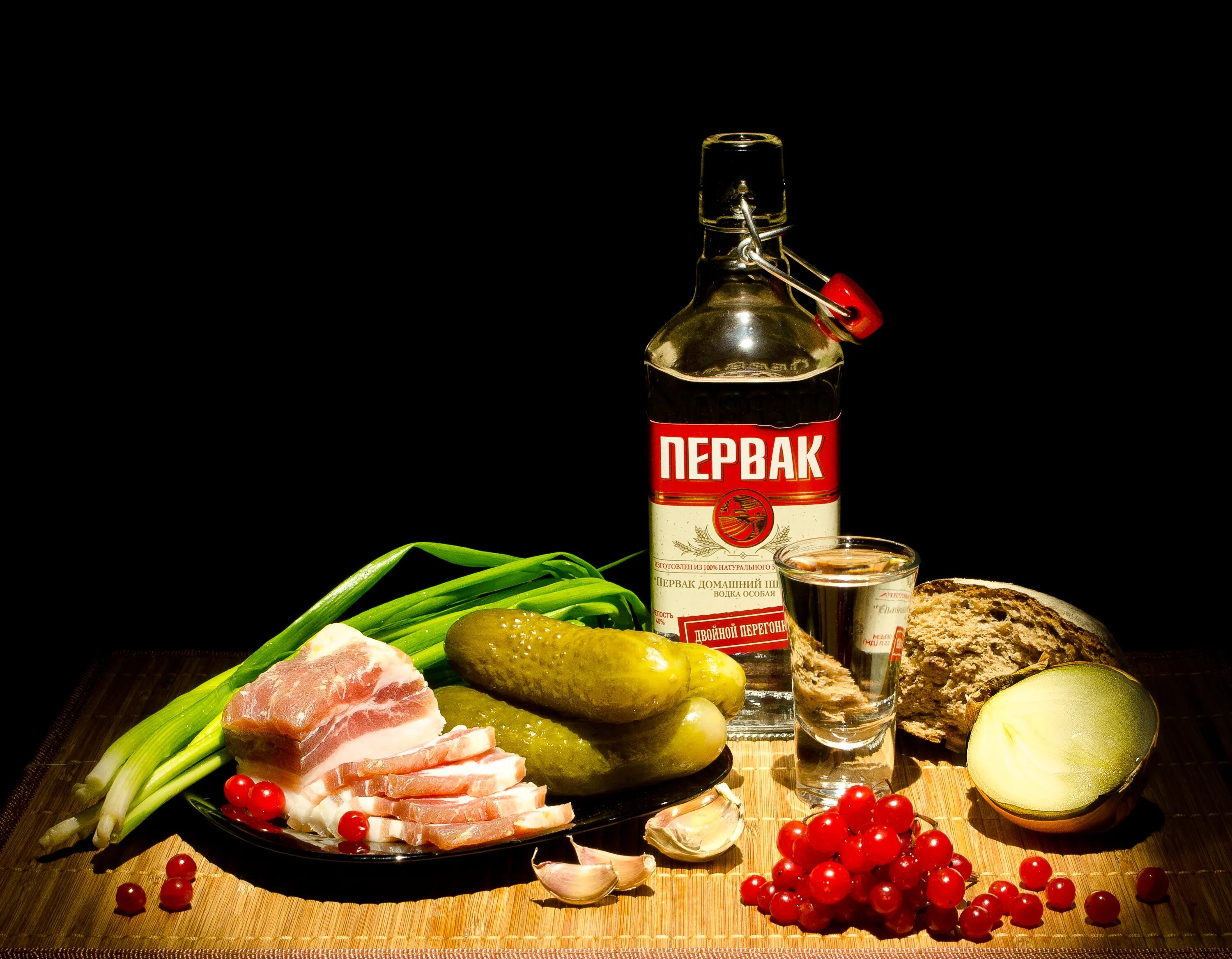 Первач самогонный. Натюрморт с закуской. Закуска к самогону.