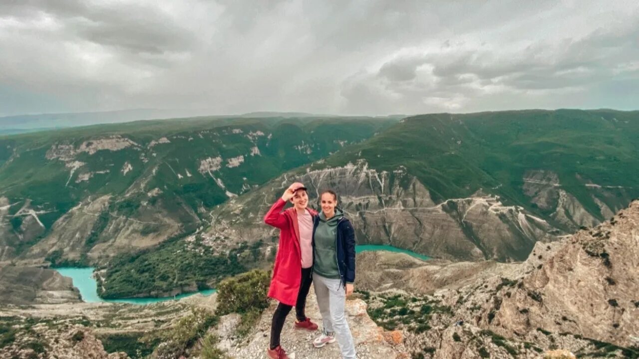 Сулакский каньон смотровая площадка. Дагестан экскурсии 2021. Ансалтинское ущелье дагестан. Туристки в дагестане. Сулакский каньон тарзанка.