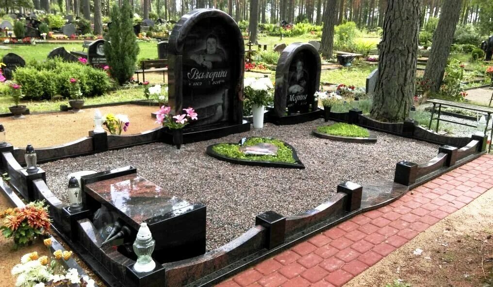 Фото красиво оформленных могил. Украшение могил. Гранитные плиты на кладбище. Красивые могилы. Красивые могилки на кладбище.