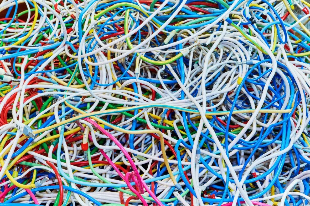 Электрический кабель. Куча проводов. Запутанные провода. Wires water. Цветные электрические провода.