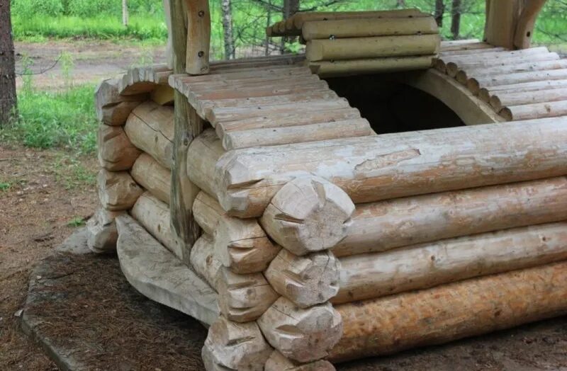 Деревянные срубы колодцев. Деревянные колодцы срубы. колодец бревенчатый. сруб для колодца. колодезный домик из бревен.