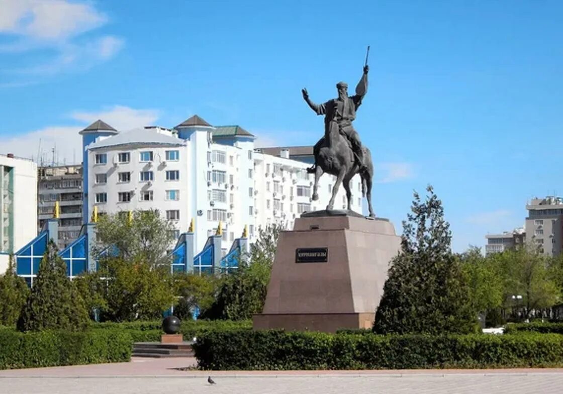 Атырау курмангазы. Памятник+курмангазы+в+актау. памятник курмангазы астрахань. памятник курмангазы атырау. курмангазы сагырбайулы.