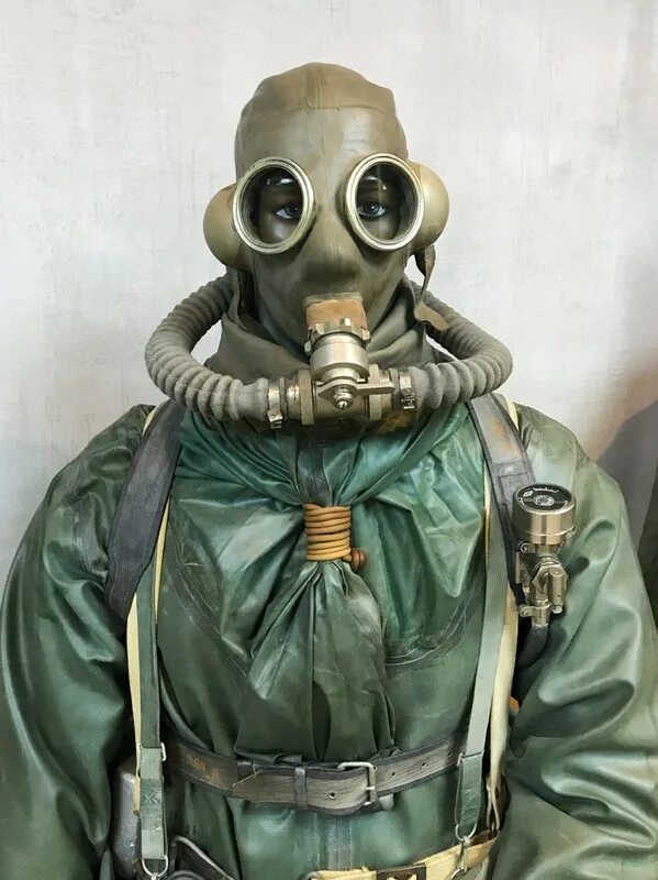 тяжелый противогаз. сталкер в противогазе гп 5. любовь в противогазе. противогаз на белом фоне. противорадиационный противогаз.