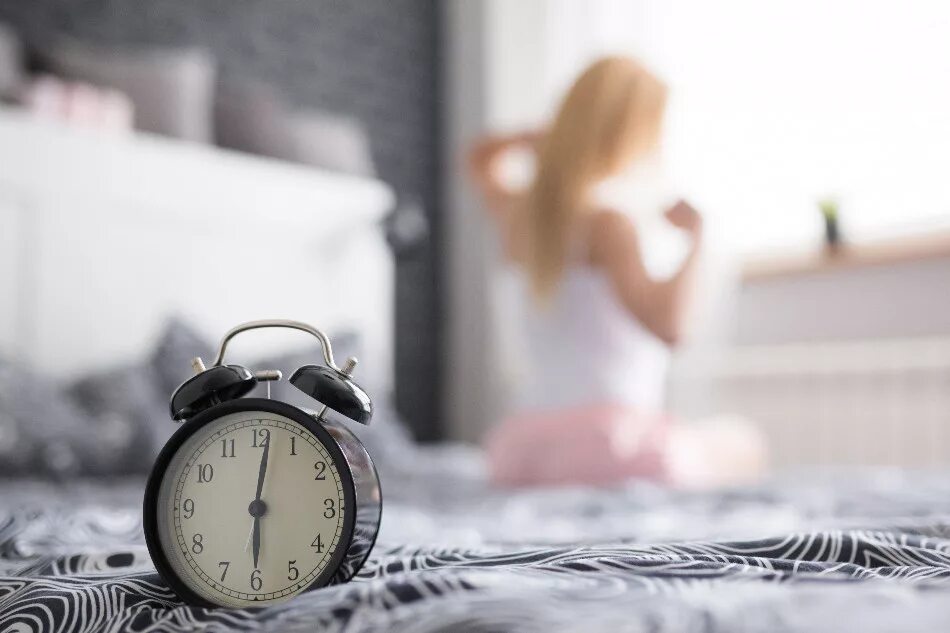 Time she to get up. Фотосессия с будильником. Будильник фото красивое. It’s time to Wake up. It's morning.