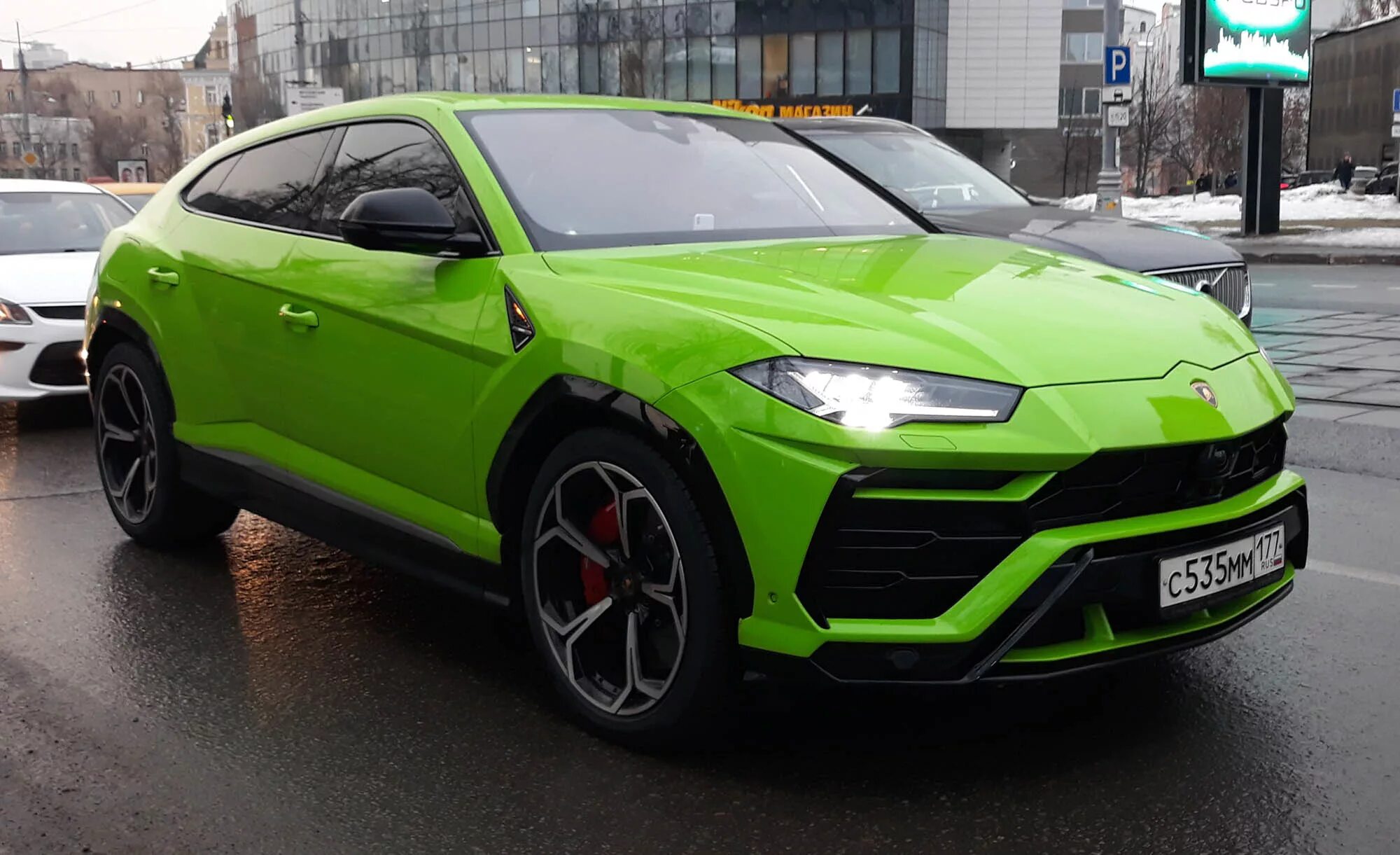 Лаба зеленая. Lamborghini Urus зеленый. Lamborghini Urus 2022 зеленый. Lamborghini Urus салатовый. Ламборджини Урус салатовый.