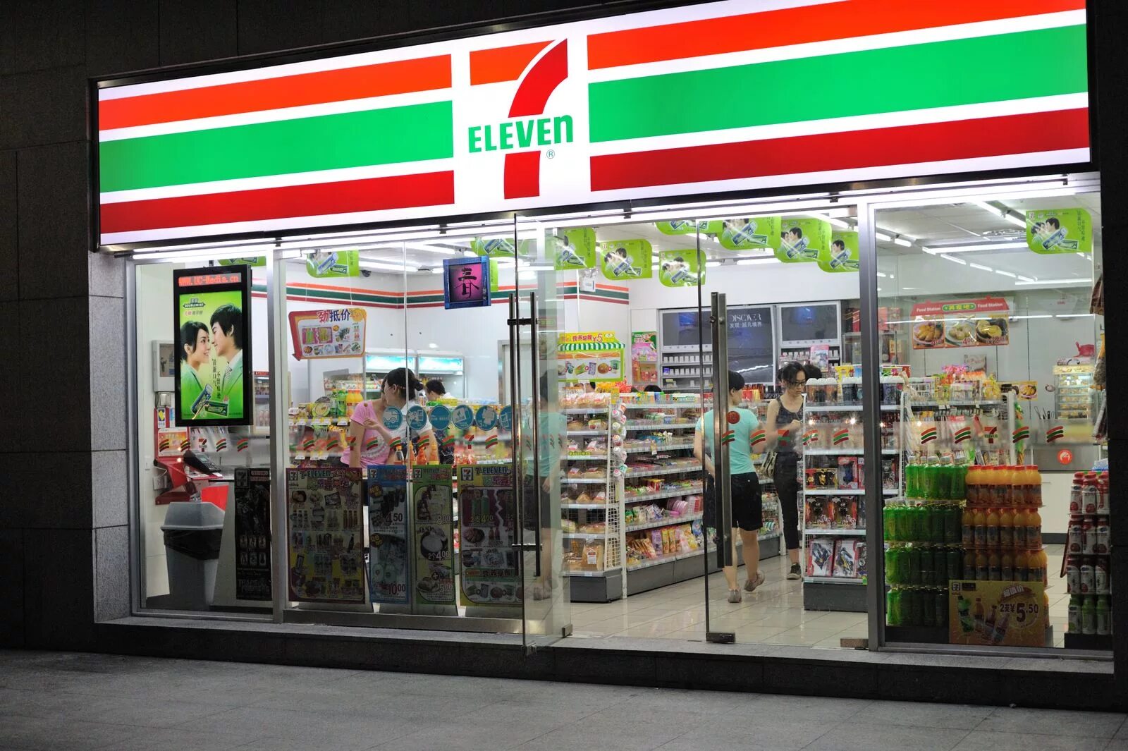 7 11 shop. Сеть магазинов Севен Элевен. Сеть магазинов 7 Eleven. Америка магазин Севен Элевен. Севен Элевен в Китае.