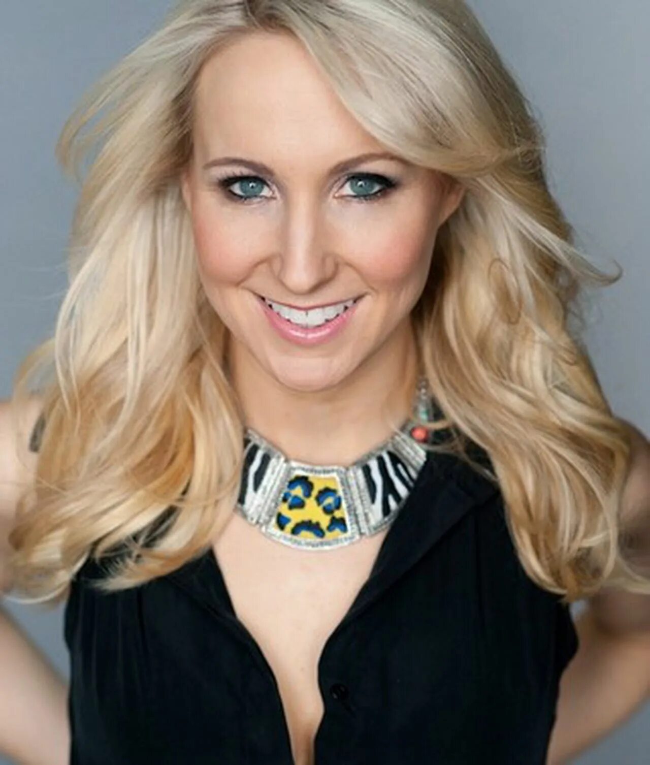 Nikki north. Ники Глейзер. Стефани Глейсер. Nikki Glaser рост.