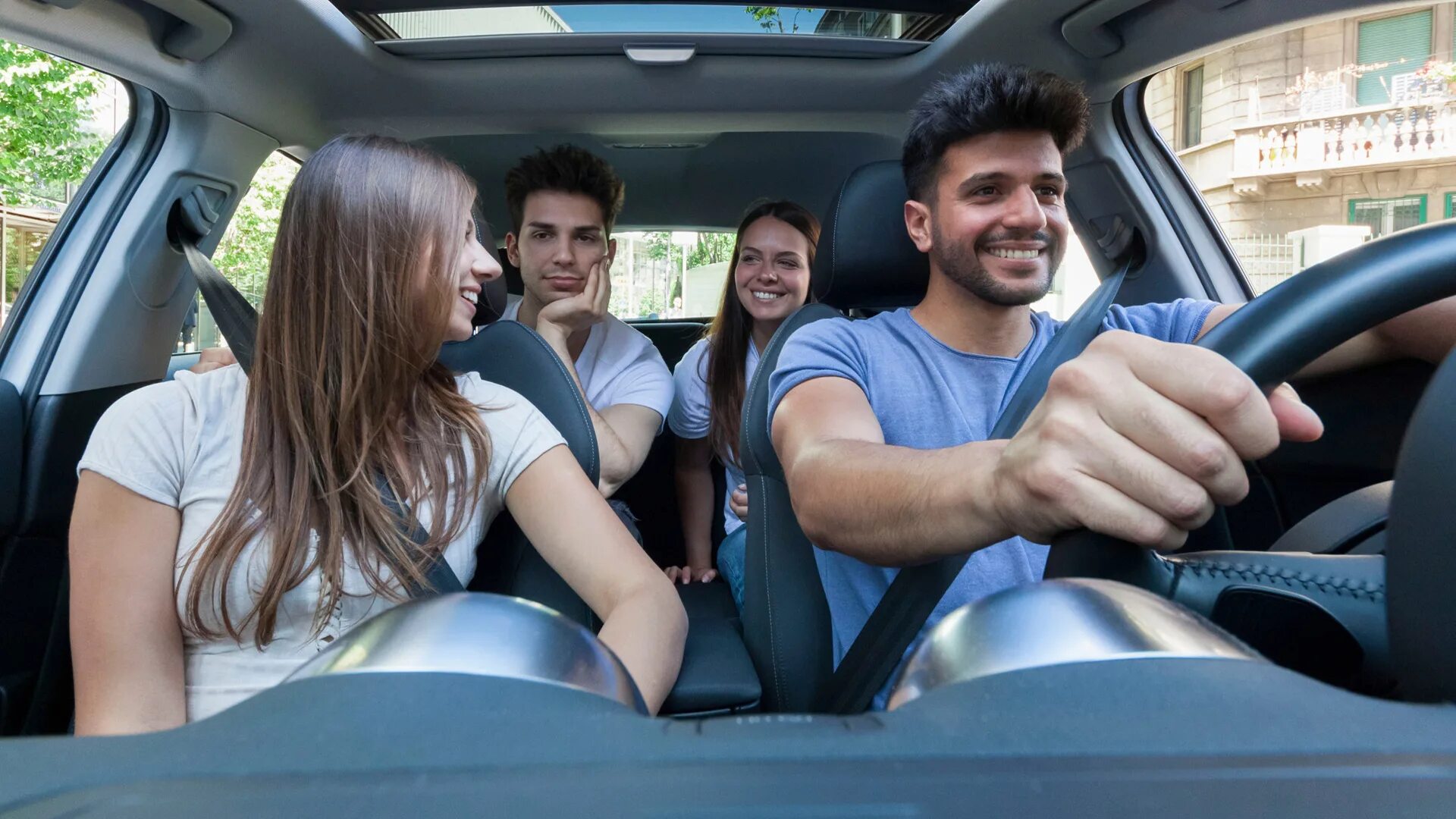 Машина people. Поездка на машине спереди. People in car. Куча людей в машине фото. Посадка в автомобиль спереди