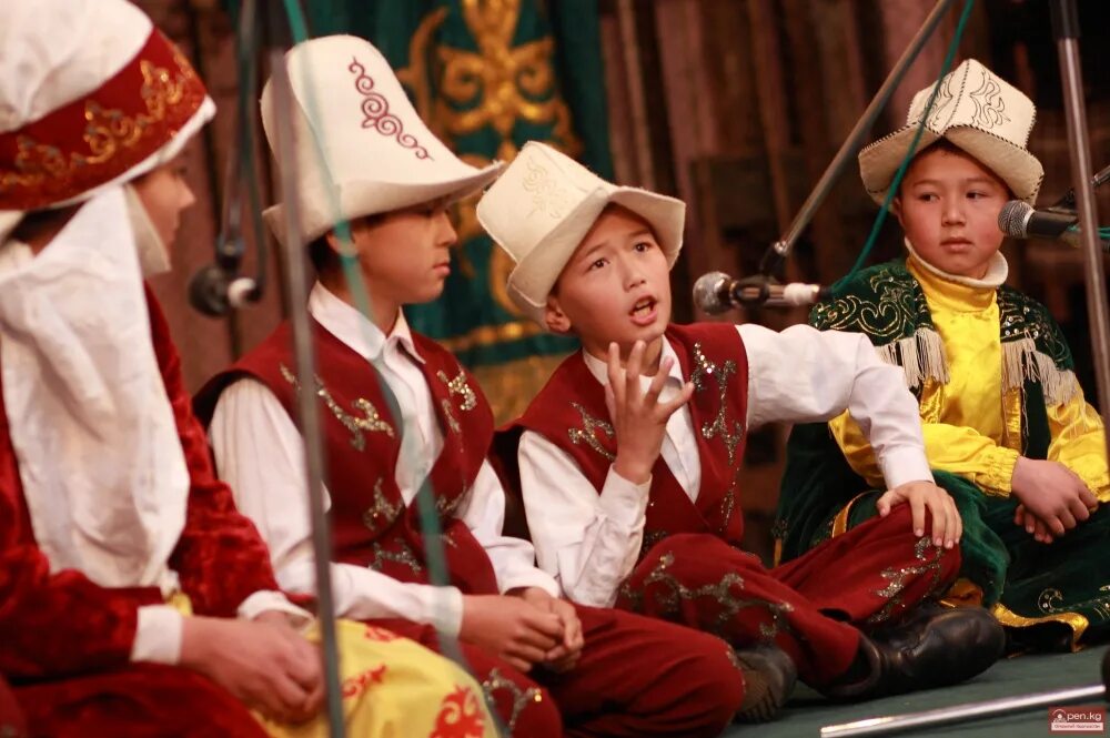 Киргиз поет. Детские национальные костюмы в Киргизии. Кыргызский традиции дети. Киргизский народный костюм детский. Музыкальные традиции кыргызского народа.